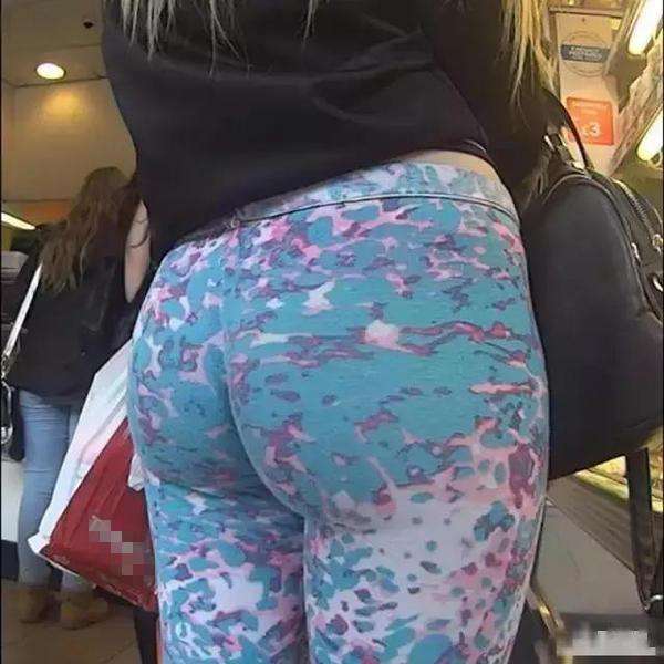 王子文六一带小孩海边游玩 去年曾被曝隐婚生子